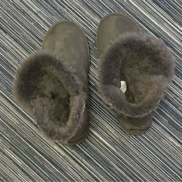 UGG Bailey Button II Boots in Grey Women’s Size 6 - Picture 4 of 8